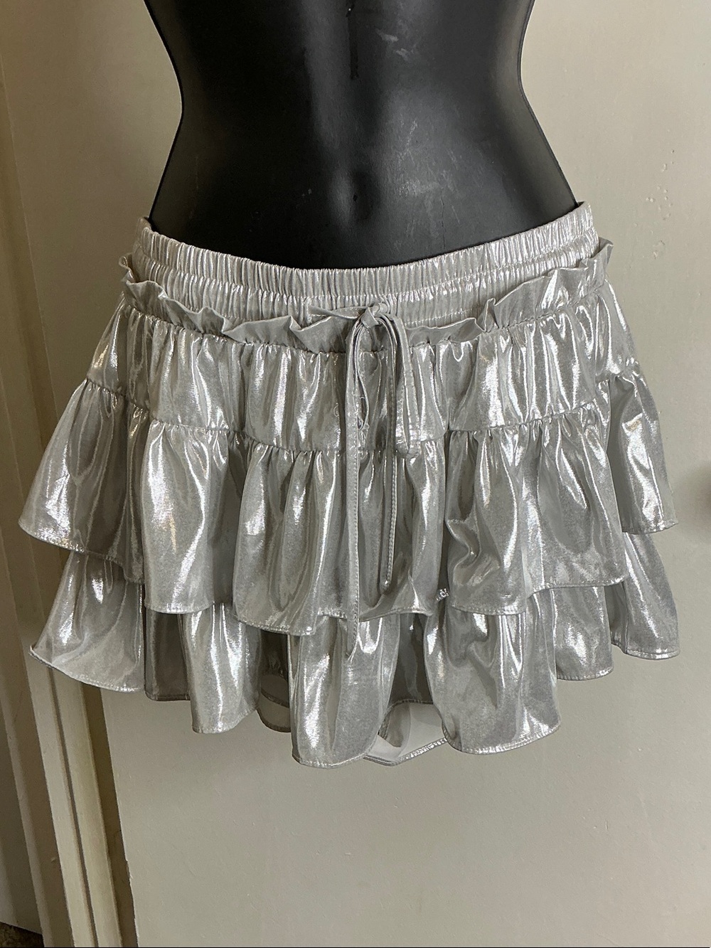 Shimmer Tiered Ruffle Mini Skort in Silver Size M